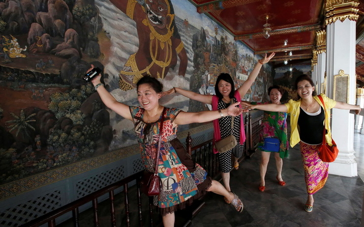 Des femmes thailandaises dansent de joie dans les rues de Bagkok 