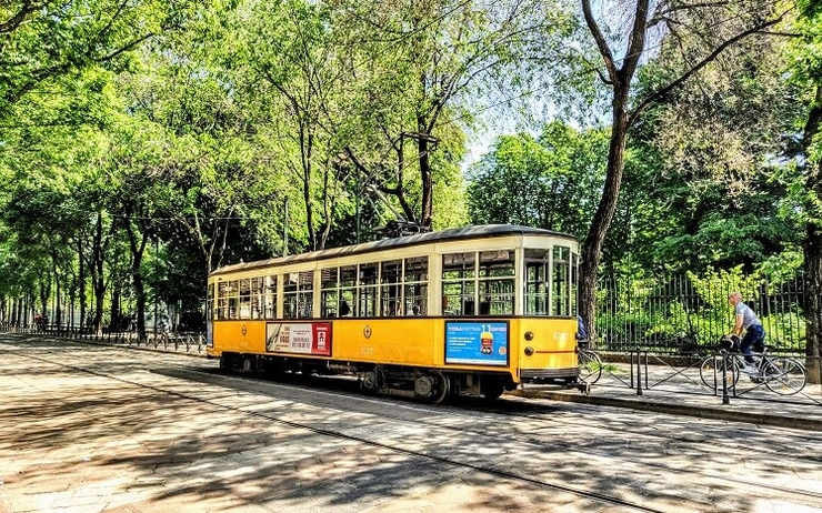 Tram jaune à Milan benoit-debaix--unsplash_0