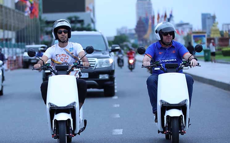 Un français relie Phnom Penh à Siem Reap en scooter électrique