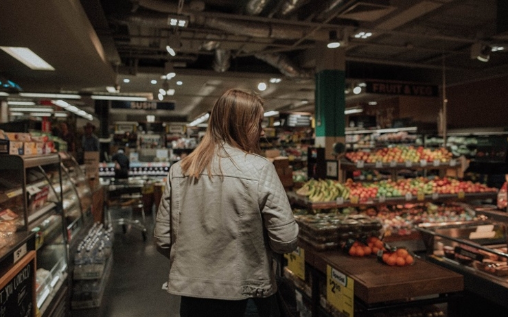 Une femme fait ses courses au supermarché 