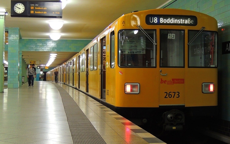 Une rame de métro entre sur le quai à Berlin 