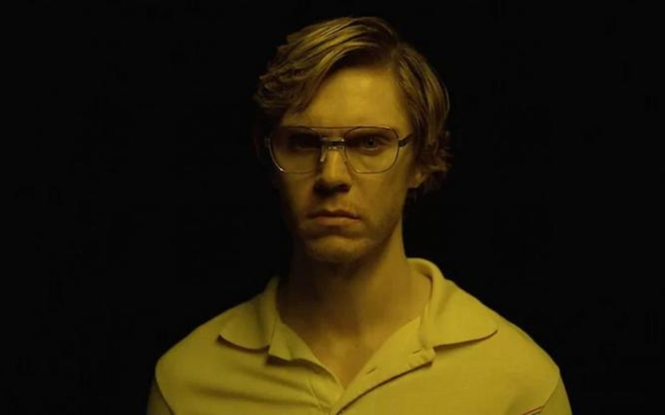 Evan Peters dans la série Dahmer sur Netflix