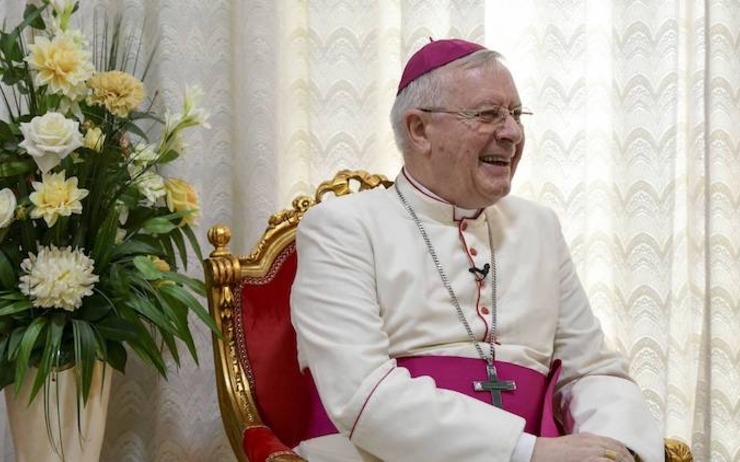 Paul Hinder, évêque aux Emirtats Arabes souriant sur une chaise 
