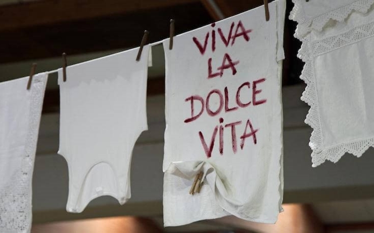 dolce vita en italie inscrit sur un t shirt
