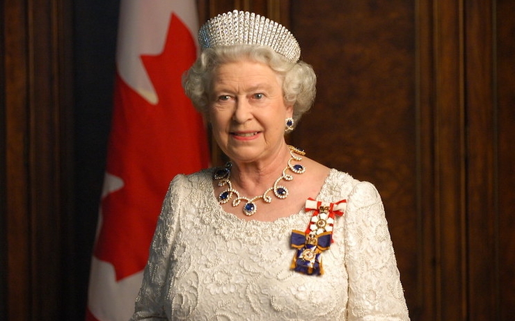 La reine décédée Elizabeth II devant le drapeau du Canada