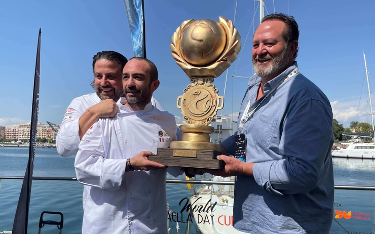 les cuisiniers francais en train de soulever la coupe du monde de la paella