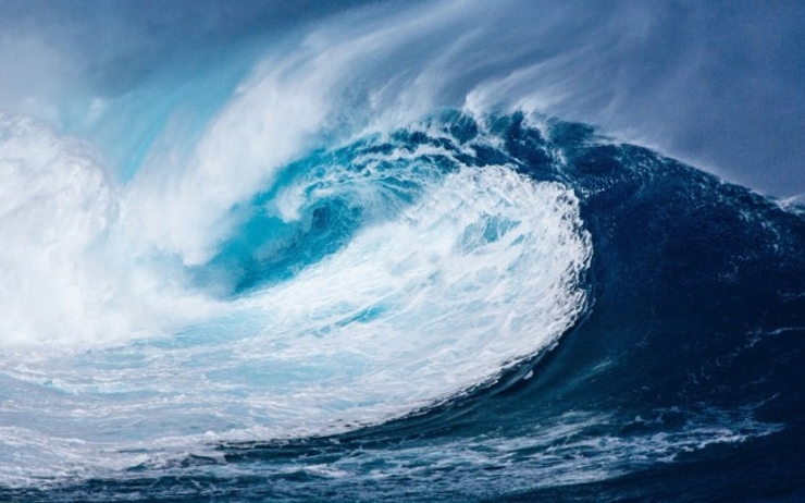 De grosses vagues d'un tsunami dans le Pacifique 