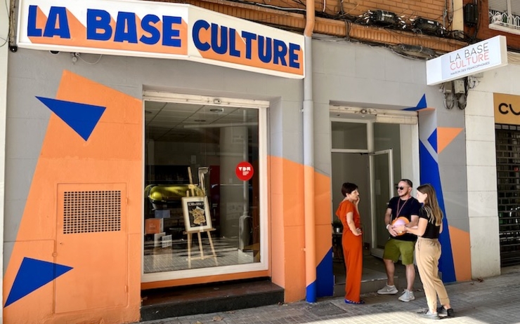 façade orange et bleue de la base culture à Valencia