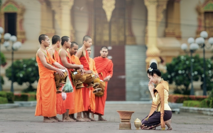 moines et femme qui prie