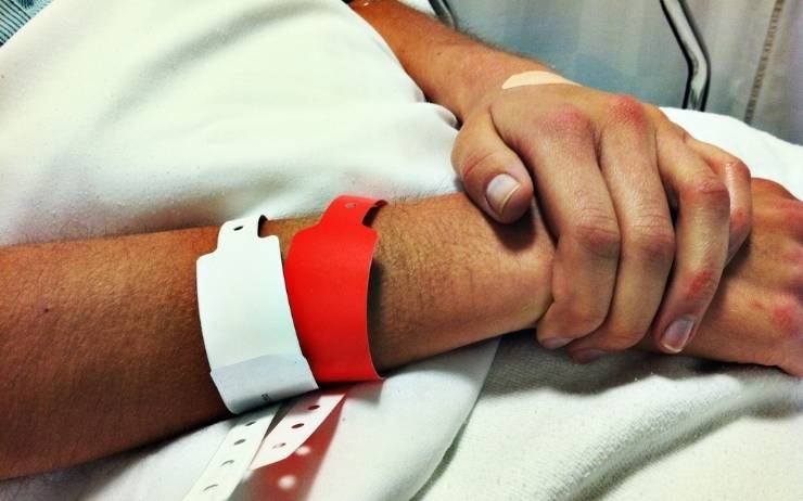 un patient à l'hopital croise les bras après une prise de sang