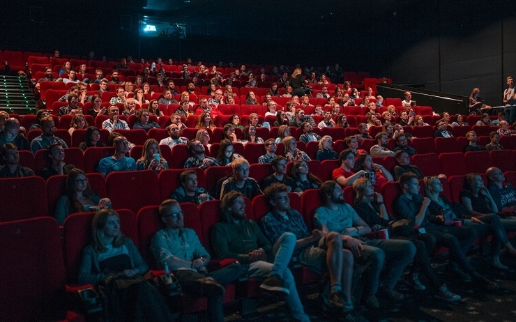 spectateurs assis dans une salle de cinéma_0