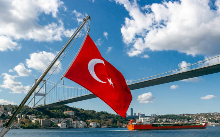 Le drapeau de la Turquie avec un ciel bleu en fond, où voici 15 choses pour s'intégrer et vivre