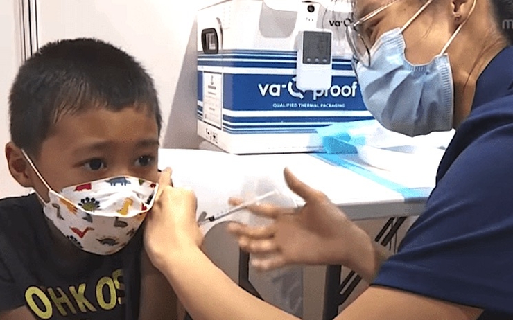 Un enfant vacciné contre le Covid à Hong Kong