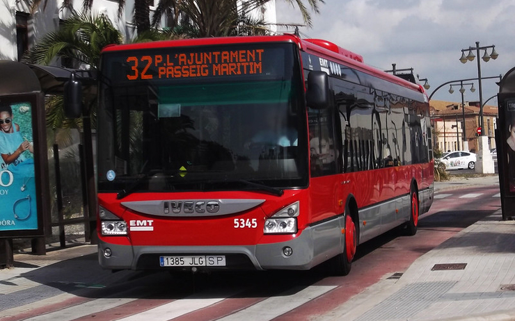un bus rouge en train de rouler à valencia