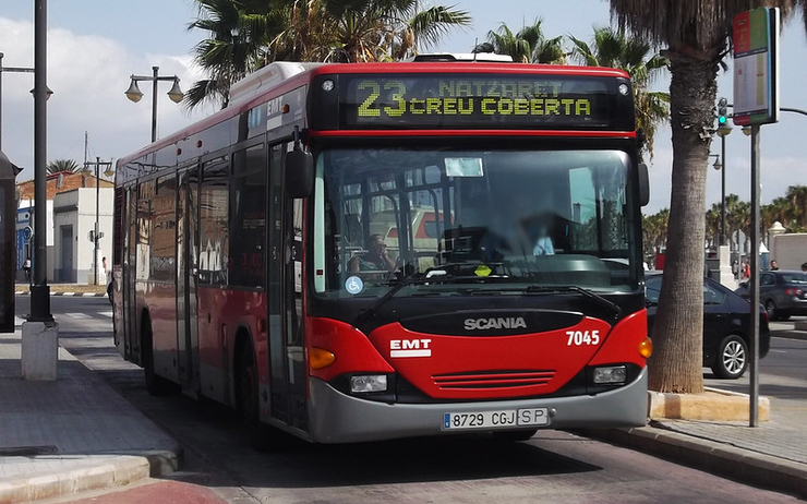 un bus rouge en train de rouler à valencia