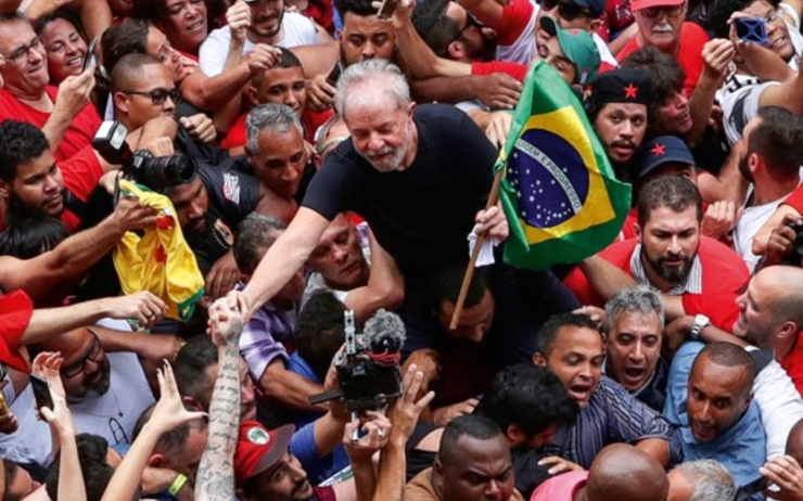 Lula sort de prison en novembre 2019 et est acclamé par ses partisans 