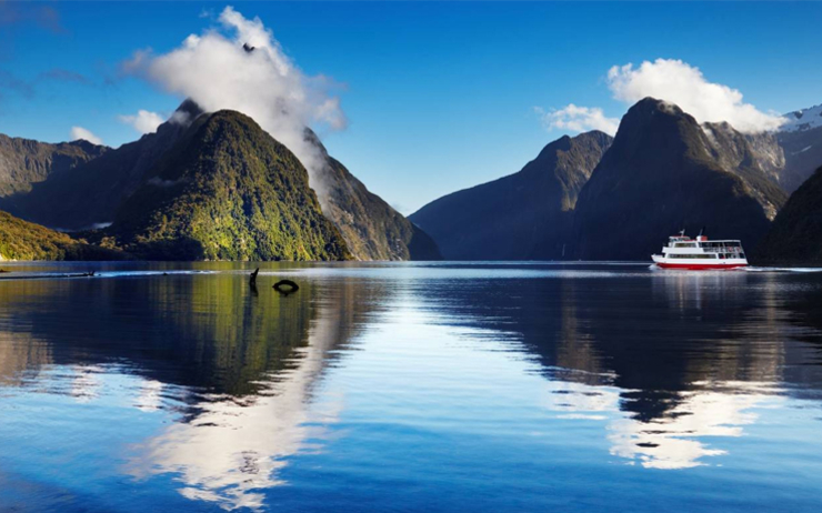 Paysage de montagnes et de lac en Nouvelle-Zélande, avec un temps bleu radieux 
