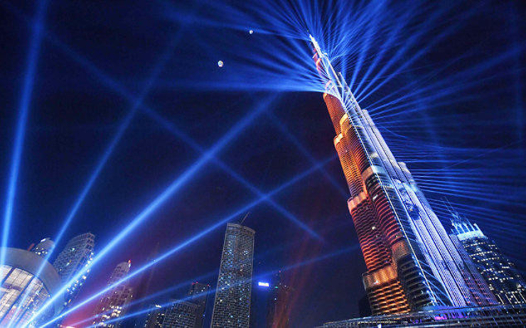 burj khalifa illuminé de lasers pour une publicité