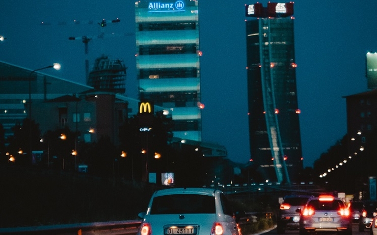 circulation de voitures la nuit à milan