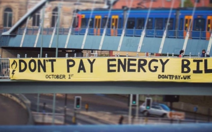 le mouvement don't pay au Royaume Uni se fait entendre avec des banderoles 