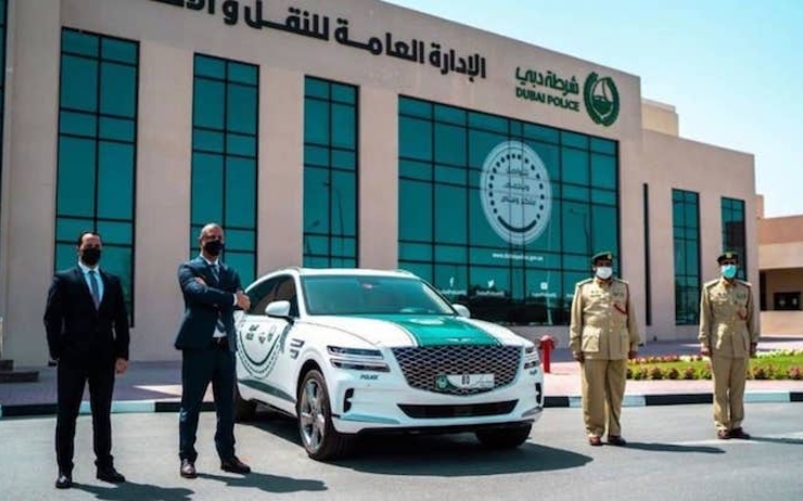 La police de Dubai pose fièrement devant un véhicule électrique