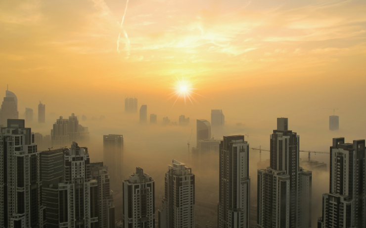 Le taxu d'humidité et de pollution très élevé à Dubaï, au coucher du soleil dans les grattes ciels