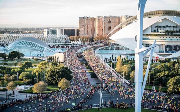 une foule en train de courir au marathon de Valencia