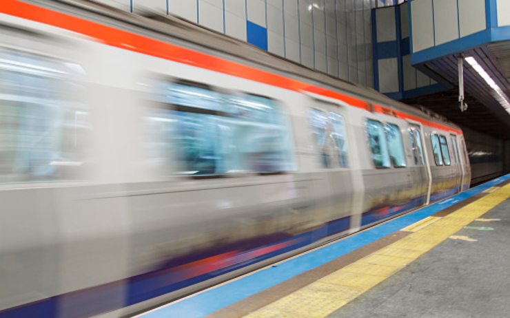 Une rame de metro kadikoy à istanbul roule très vite et traverse une station