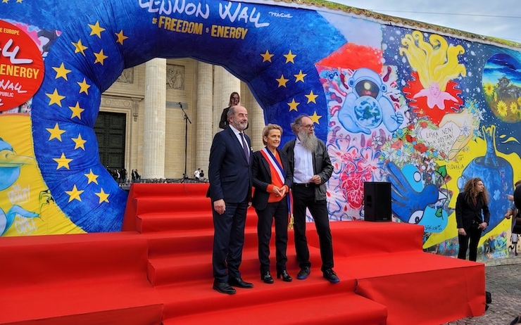 Le mur Lennon gonflable installé à Paris jusqu'au 21 octobre