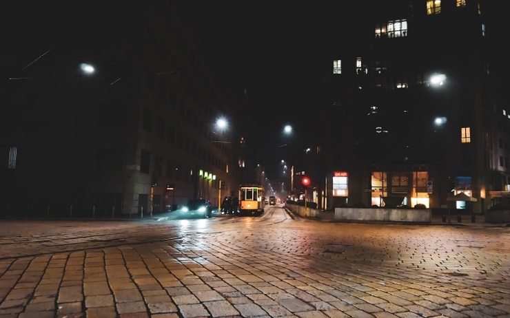 rue de milan la nuit avec un tramway