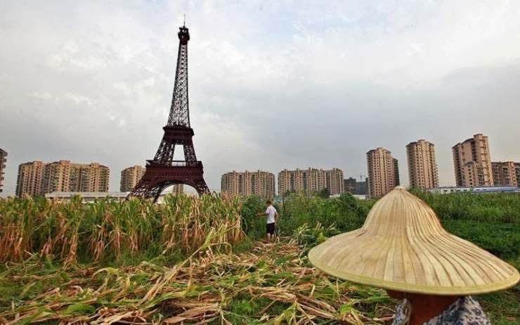 Une tour eiffel bâtie en Chine, dans un champs