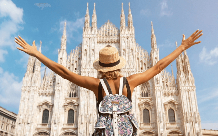 une jeune femme touriste devant le duomo de Milan