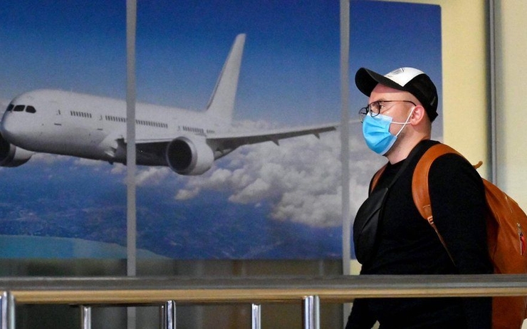 voyageur avec un masque dans aeroport