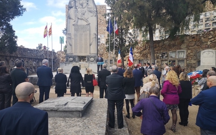  des gens se recueillent devant le monument aux morts de Montjuic