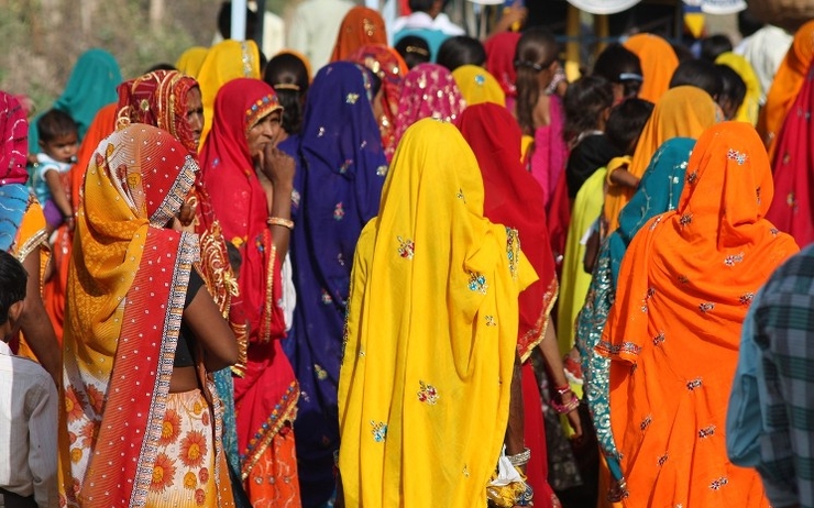 De nombreuses femmes indiennes en sari