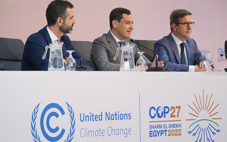 Ramón Fernández-Pacheco, Juanma Moreno et Jorge Paradela, lors de la présentation du bilan de la participation de l'Andalousie à la COP27.
