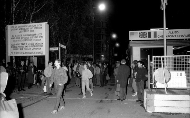 Checkpoint Charlie la nuit du 09 novembre 1989