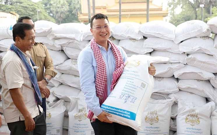 Minister of Agriculture, Forestry and Fisheries Dith Tina pictured distributing aid in Kratie province on the ministry’s Facebook page on October 19, 2022.