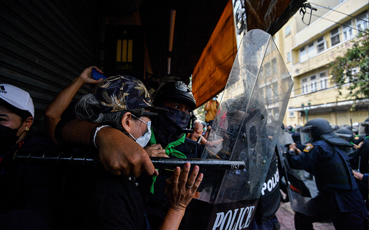 Policier-matraque-manifestant-Bangkok-Apec
