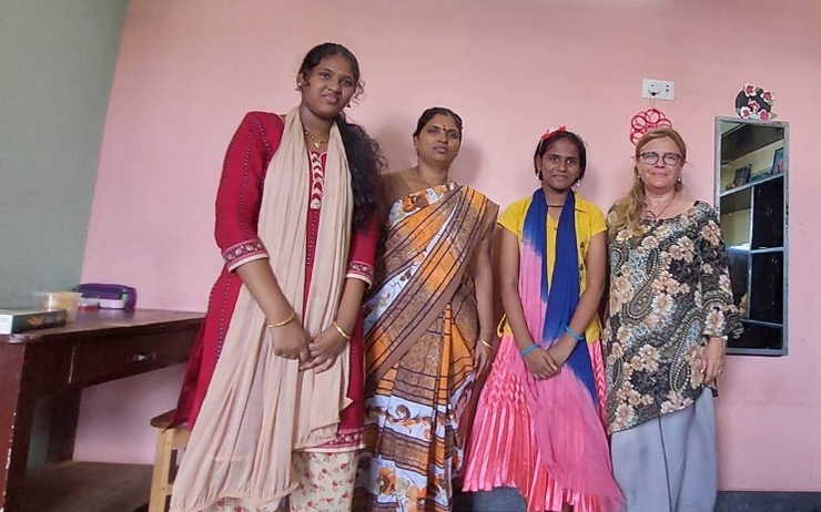 Des jeunes filles parrainées par l'association les Rameaux Verts en Inde