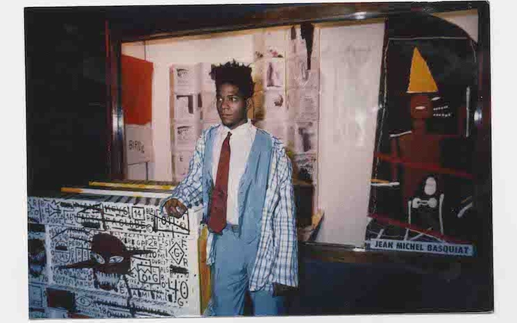 Jean-Michel Basquiat devant ses oeuvres