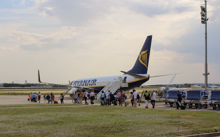 des passagers en train de monter dans un avion Ryanair à Valencia