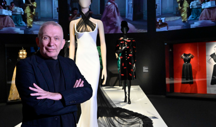 Jean Paul Gaultier devant les oeuvres de l’expo 'Cine y moda', au CaixaForum de Sevilla. / M. G. @diariosevilla