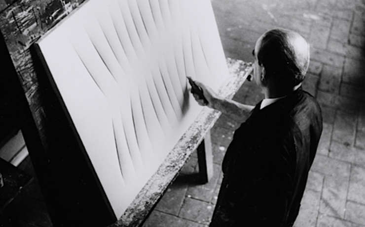 Shunk-Kender, Lucio Fontana trabajando en su estudio, París, ca. 1958. Bibliothèque Kandinsky, Centre Pompidou. Fonds Fontana. © Lucio Fontana a través de SIAE 2022.