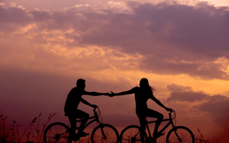 couple qui fait du vélo et se sépare 