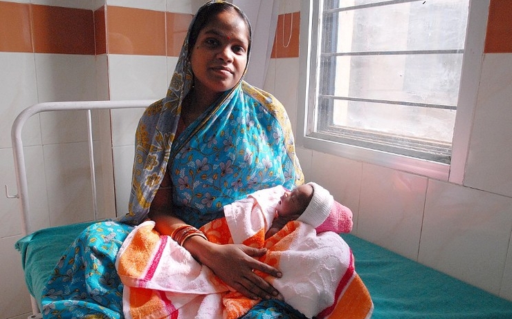 Une mère indienne et son nouveau né à la maternité