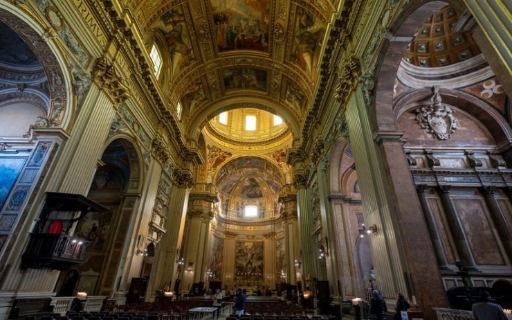 intérieur d'une basilique