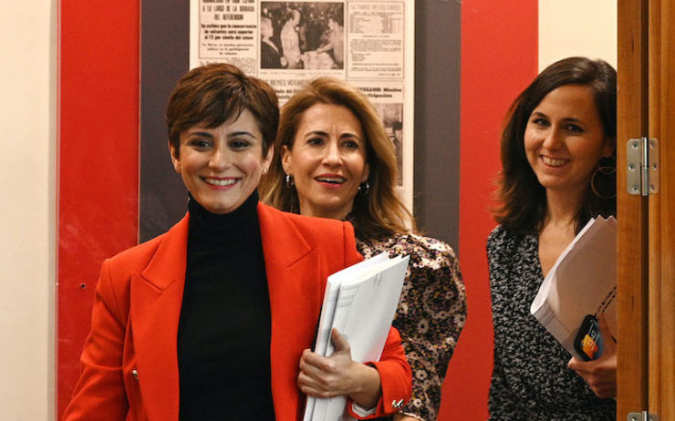 La porte-parole du gouvernement Isabel Rodríguez et la ministre des droits sociaux Ione Belarra lors de la conférence de presse