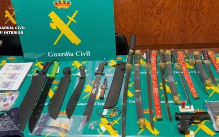 des armes, machettes et couteaux, de gang latino