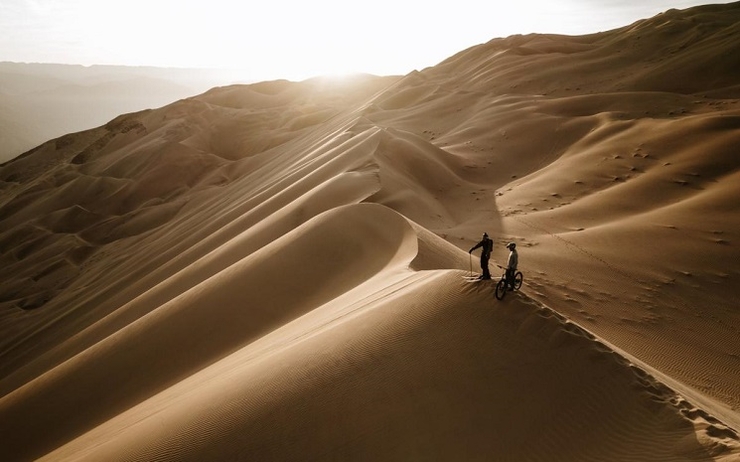 Descente vertigineuse de Kilian Bron et Victor Broquedis sur les dunes de Nazca